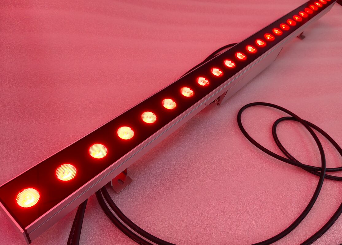 Luminárias de parede LED com modo de controle Liga/Desliga ou DMX512, com 24 LEDs como fonte de luz e construção durável em liga de alumínio