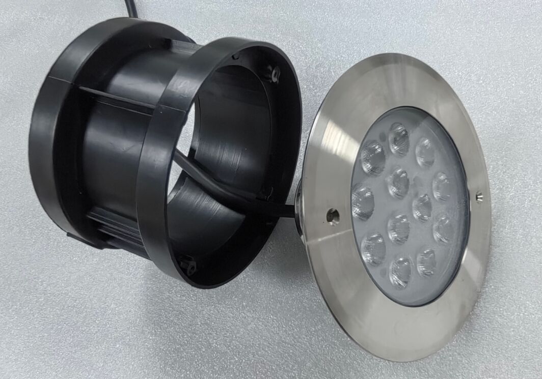 316L de aço inoxidável Luzes LED subaquáticas Oferecendo 100lmw eficiência de luz Perfeito para aquários lagoas e características de água